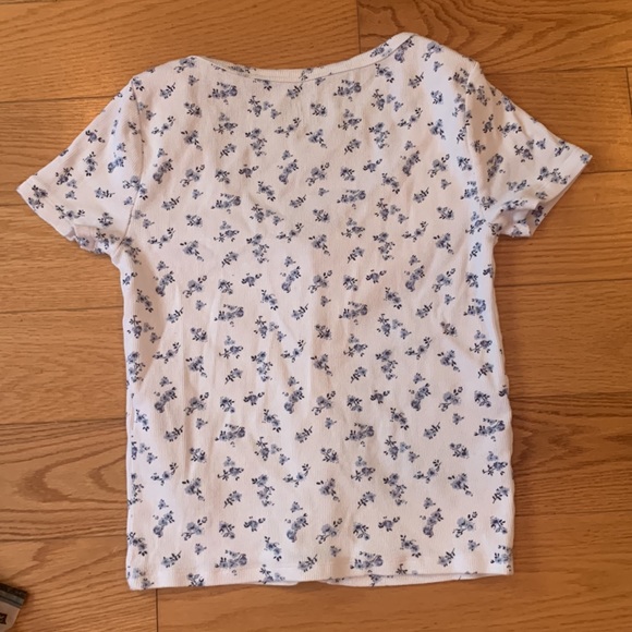 This is a supper soft tee from Hollister. It is never worn and has no stains etc - Picture 5 of 5